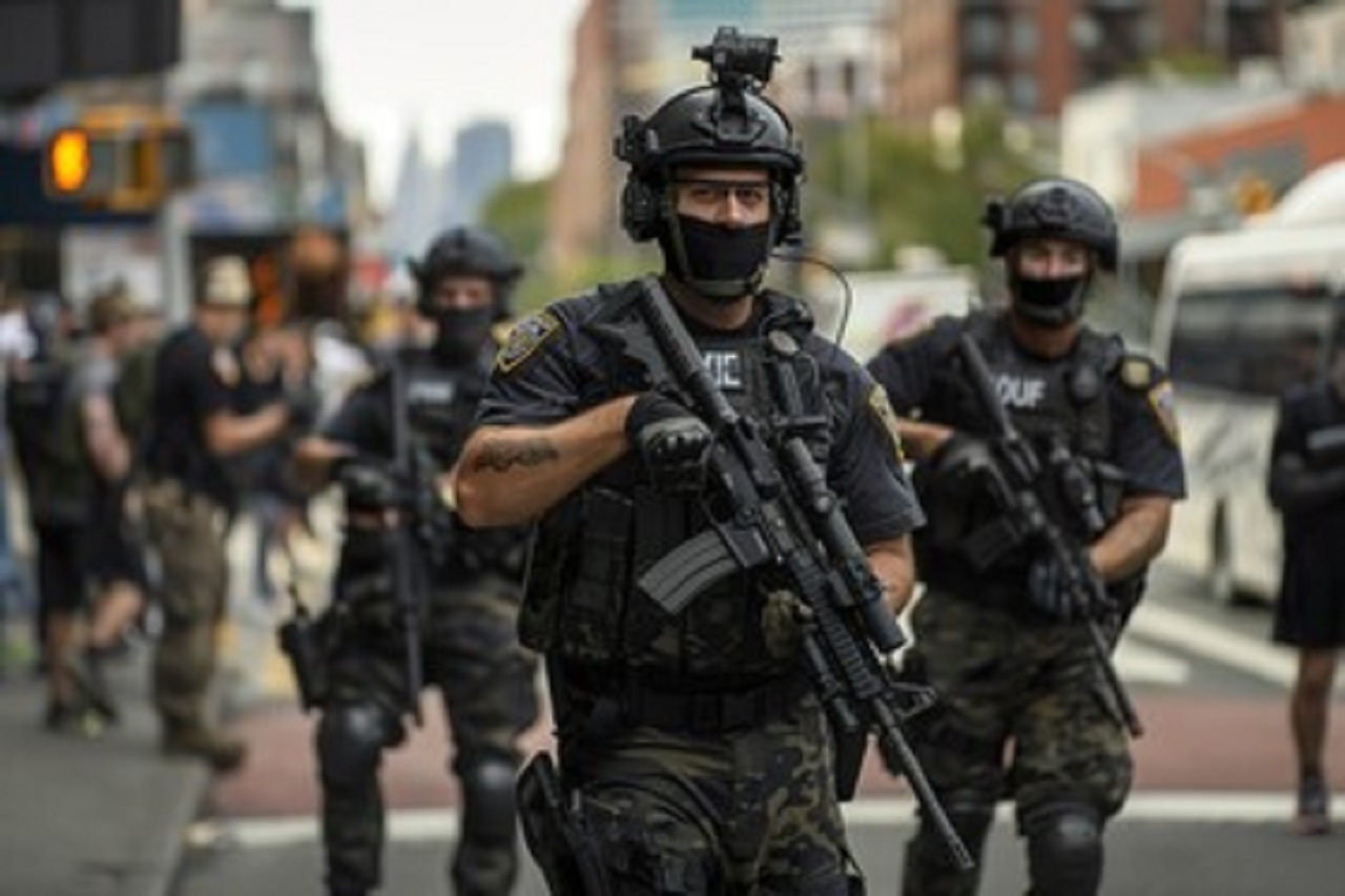 A group of police officers_ armed with rifles__yyth fitness 17-1280